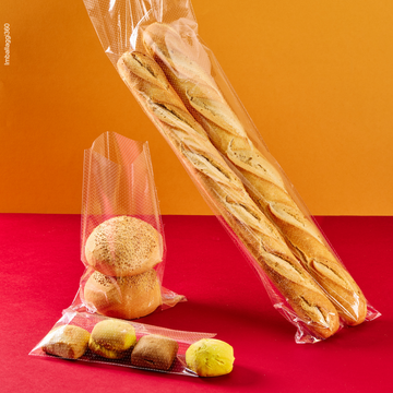 Sacchetto microforato , mostrato con del pane, dentro, anche steso. Sfondo rosso